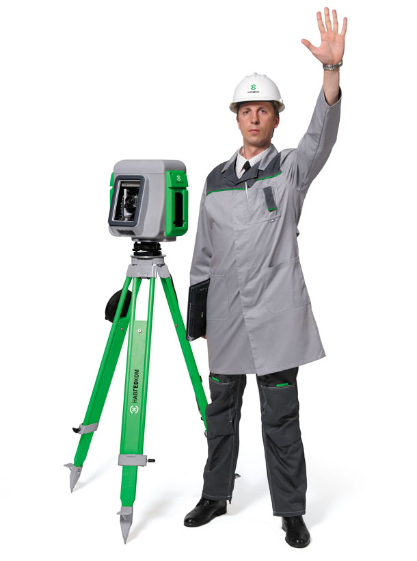 Облаченный в корпоративную униформу и фирменную каску ведущий специалист по лазерным сканирующим системам компании НАВГЕОКОМ в работе с лазерным сканером Trimble GX, оформленным в соответствии с фирменным стилем